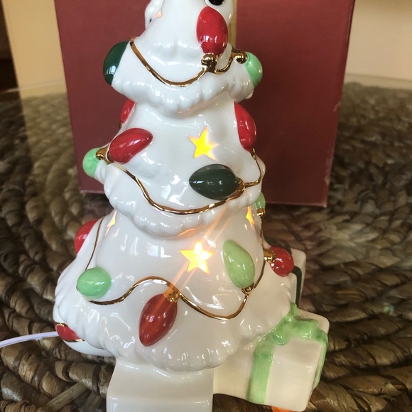 Lenox Snoopy’s Christmas Lighted Figurine Collectible 8.5” x 7.5” Original Box. - Picture 4 of 11